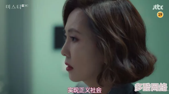 当欲望与禁忌交织:我偷偷观察娇妻在3P中的迷人瞬间,心中涌动的复杂情感 当欲望与禁忌交织:我偷偷观察娇妻在3P中的迷人瞬间,心中涌动的复杂情感